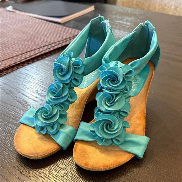 Chic Blue Floral Women's Sandals - Picture 5 of 5